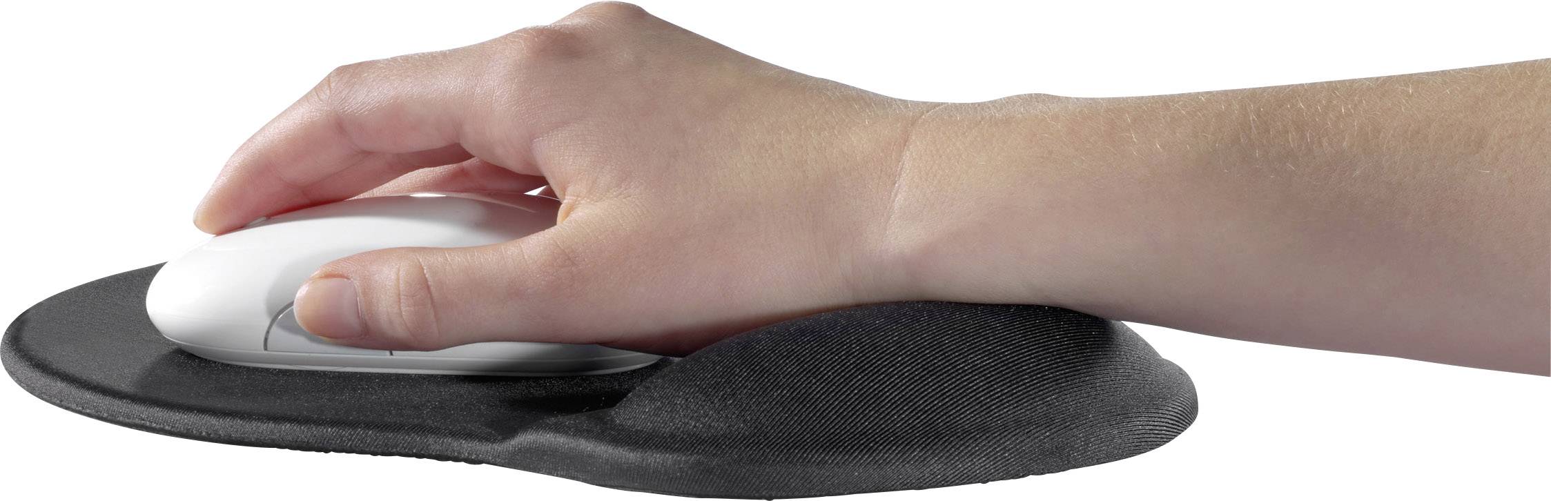 Hand hält eine weiße Computermaus auf einem schwarzen Mauspad mit Handgelenkauflage.