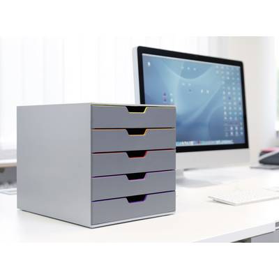 Ein Schreibtisch mit einem Computerbildschirm und einem grauen Aktenschrank mit farblich markierten Schubladen im Vordergrund.