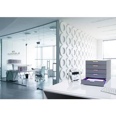 Ein modernes Büro mit Glaswänden und ergonomischen Stühlen. Auf einem Tisch stehen Schubladenboxen und ein Aktenständer.
