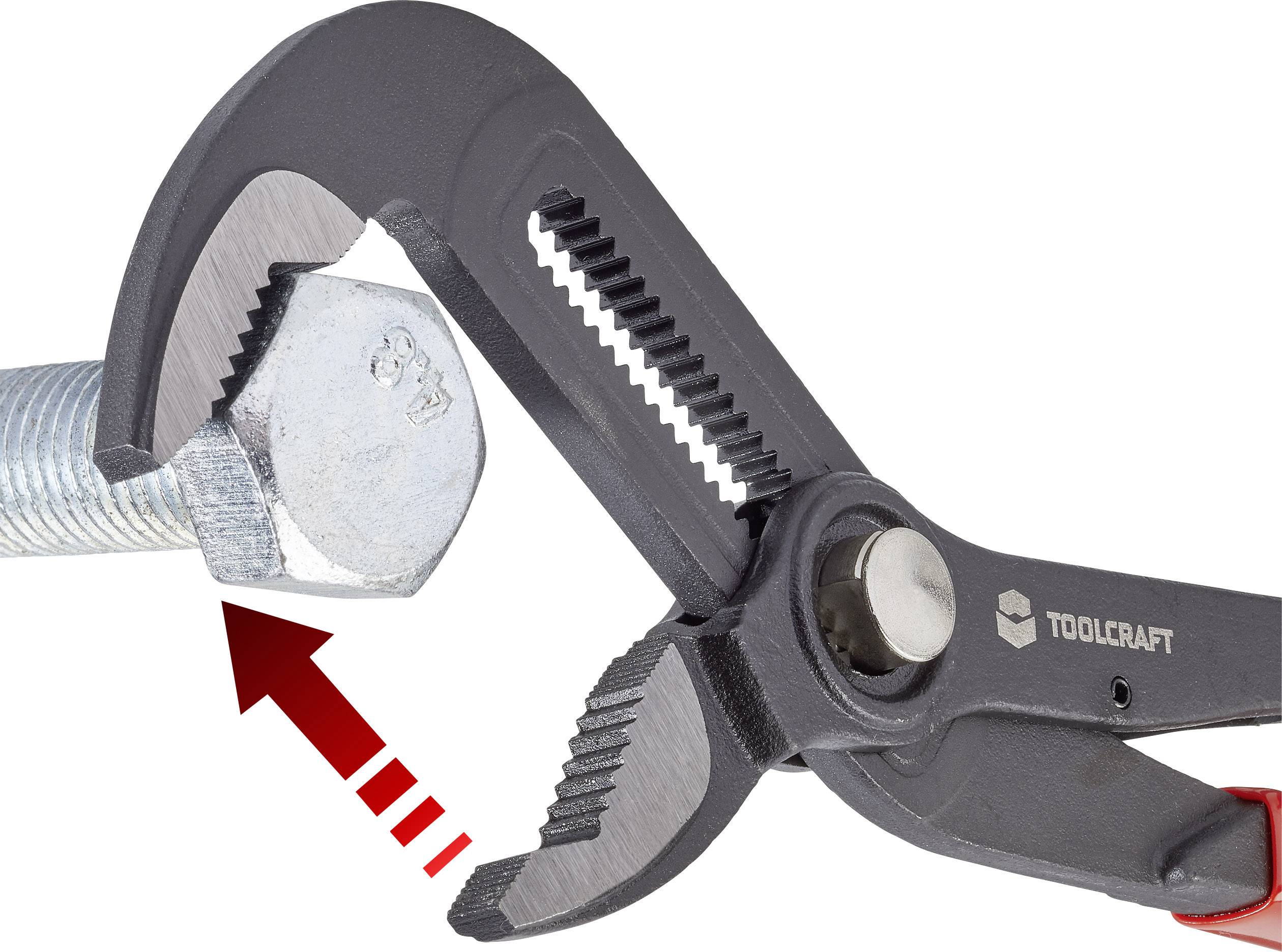 Eine Wasserpumpenzange hält eine Sechskantmutter fest. Ein roter Pfeil zeigt die Drehrichtung an, um die Mutter zu lösen.