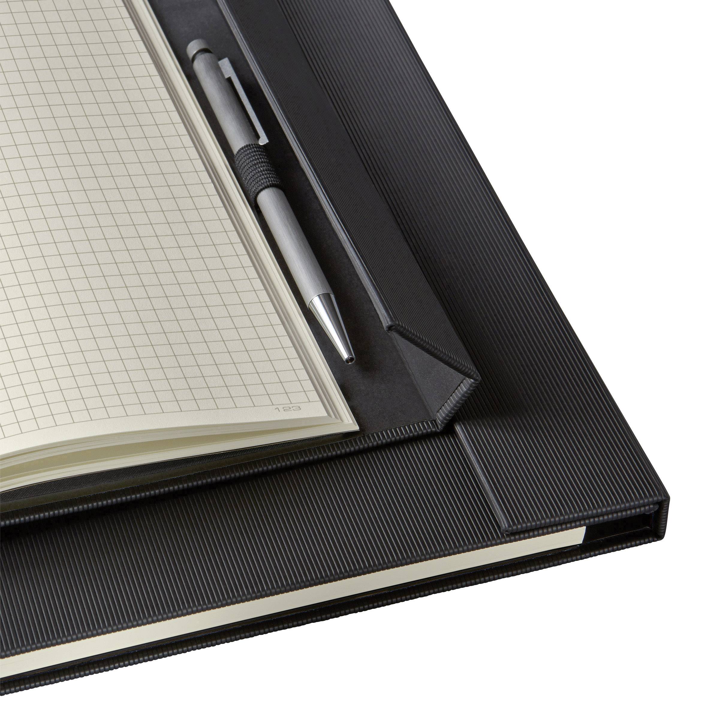 Ein geöffnetes kariertes Notizbuch liegt auf einem dunklen Ordner; ein silberner Kugelschreiber ist daneben platziert.