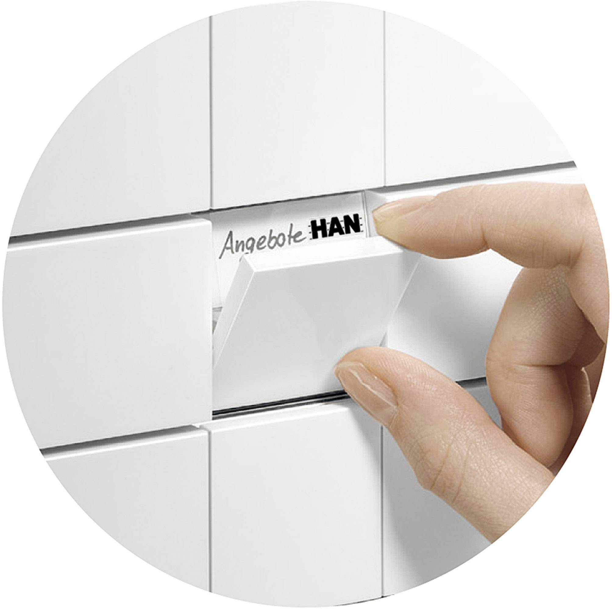 Finger zieht eine Karte mit der Aufschrift 'Angebote' aus einer organisierten, weißen Ordnungsmappe hervor.