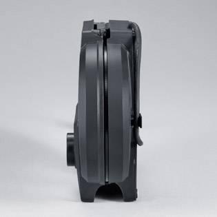 Eine seitliche Ansicht eines schwarzen Kopfhörers in geschlossener Position auf grauem Hintergrund.