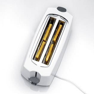 Ein weißer Toaster mit zwei Schlitzen, in denen goldbraune Toastscheiben stecken, auf einer weißen Oberfläche.