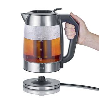 Elektrischer Wasserkocher mit transparentem Glas, gefüllt mit heißem Wasser. Eine Hand hält den Griff, der von der Basis entfernt ist.