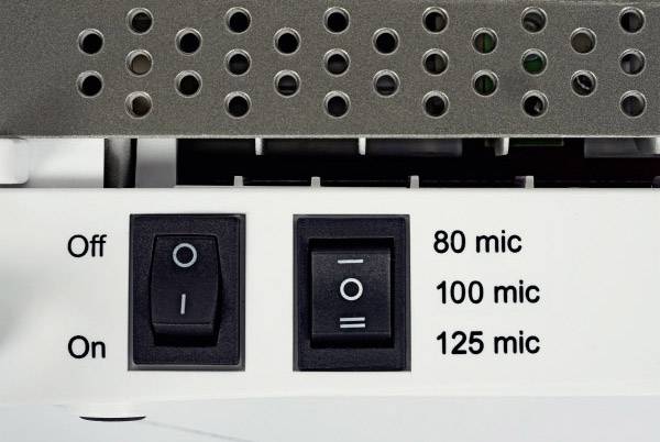 Bürogeräteschalter: Links 'Off/On'-Schalter und rechts 80, 100, 125 mic Optionen unter gelochtem Metallgitter.