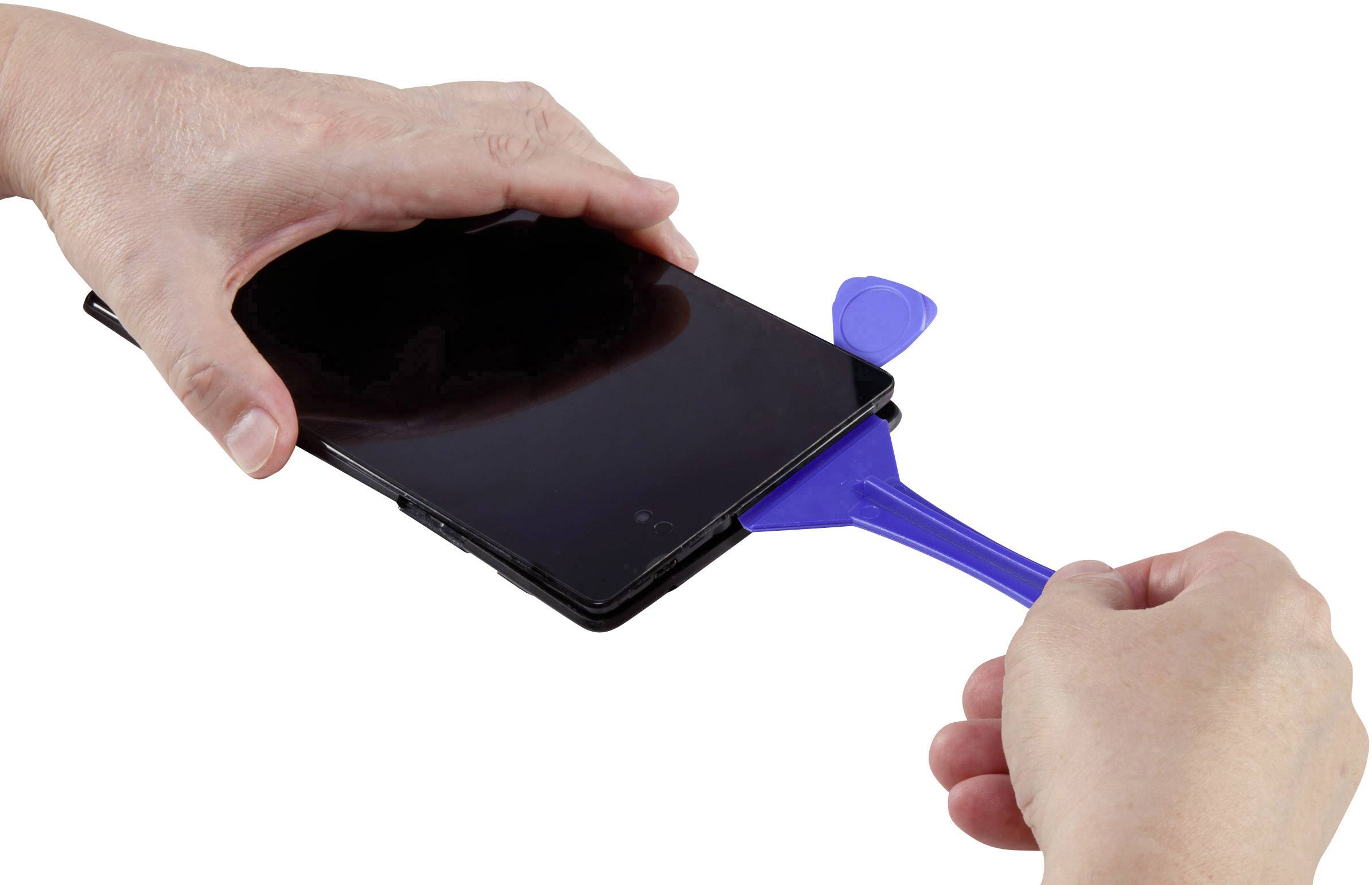 Eine Person benutzt ein blaues Plastikwerkzeug, um die Bildschirmabdeckung eines Smartphones abzuhebeln.