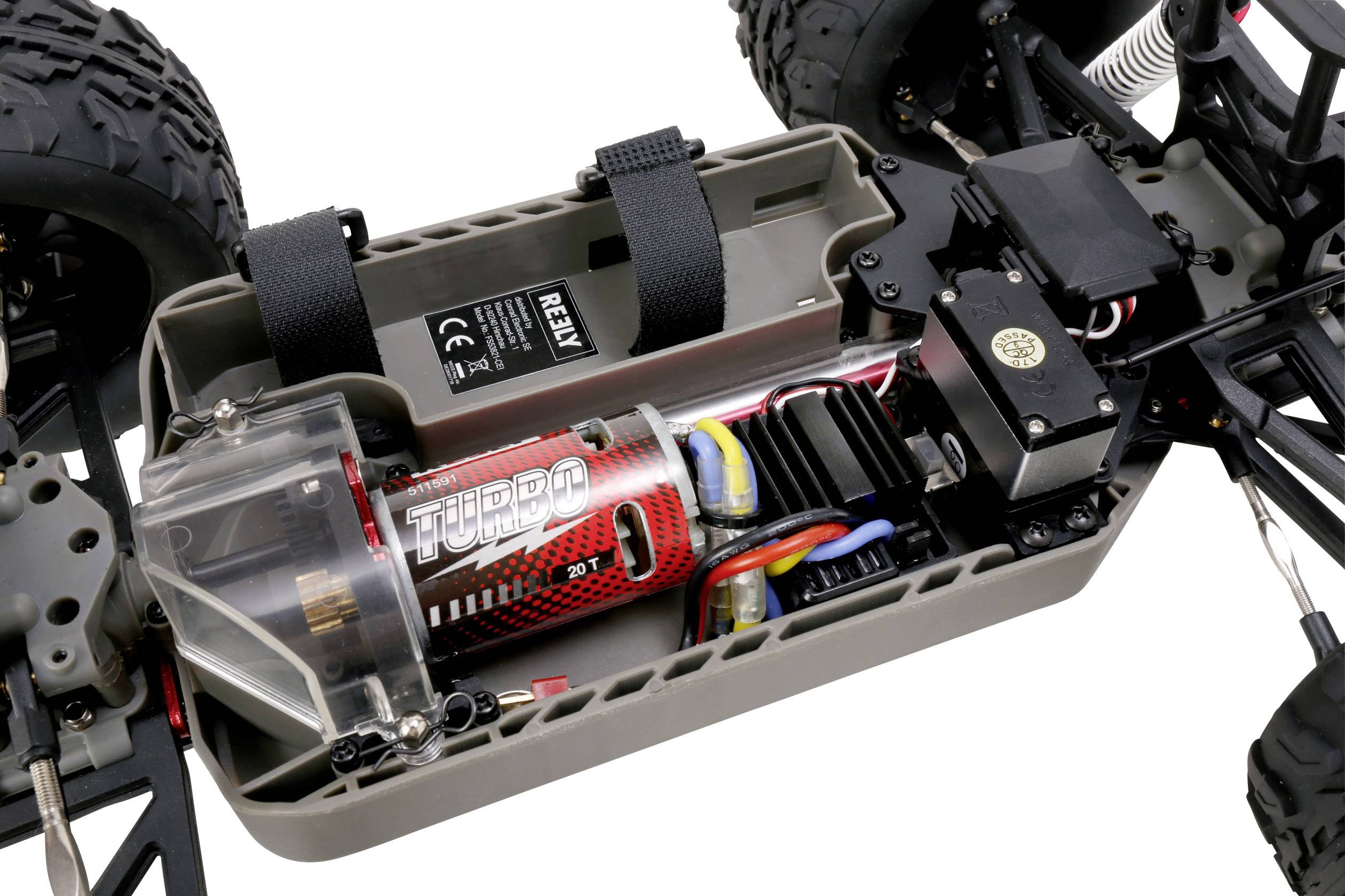 Ein ferngesteuertes Auto mit offenem Gehäuse zeigt den Motor mit der Aufschrift 'Turbo', Elektronikkomponenten und Kabel.