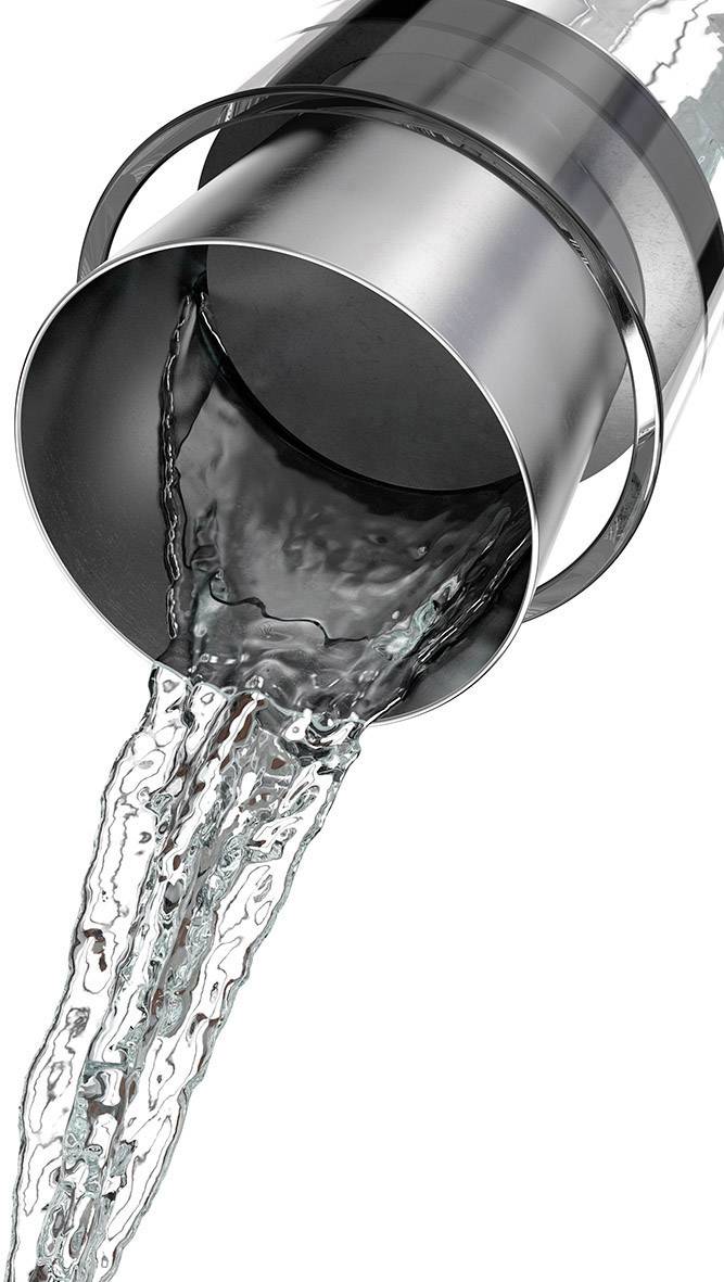 Aus einem Edelstahlbecher fließt Wasser, indem es dynamisch nach unten strömt, und zeigt die Bewegung und Klarheit des Wassers.