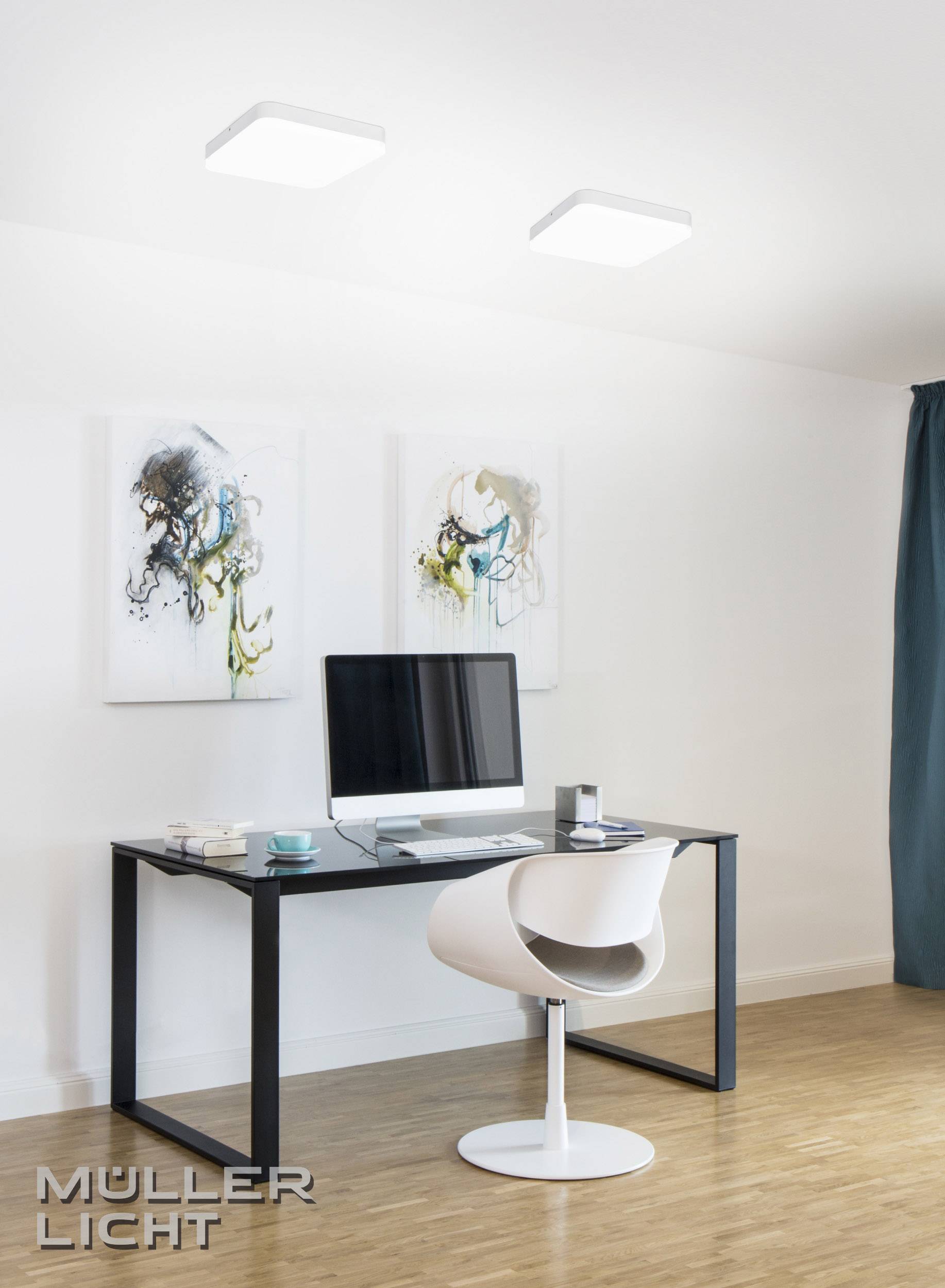 Moderner Schreibtisch mit Computer, stilvollem Stuhl und Kunstwerken an der Wand in einem hellen, minimalistischen Raum.