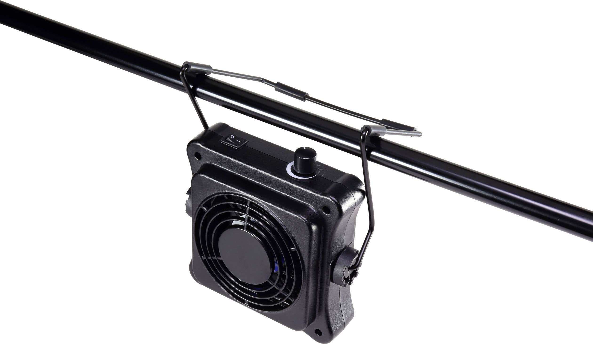 Ein schwarzer, quadratischer Ventilator ist an einer Stange befestigt.