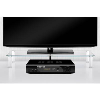 Digitaler Fernsehempfänger vor einem Flachbildschirm, auf einem Glastisch stehend. Gerät zeigt Uhrzeit und Logos an.