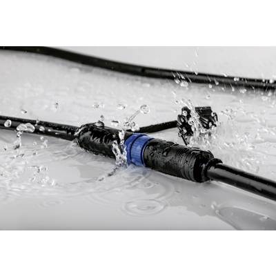 Wasserdichter Kabelverbinder auf nasser Oberfläche, zeigt Funktionalität in feuchten Bedingungen. Schwarze Kabel mit blauem Ring.