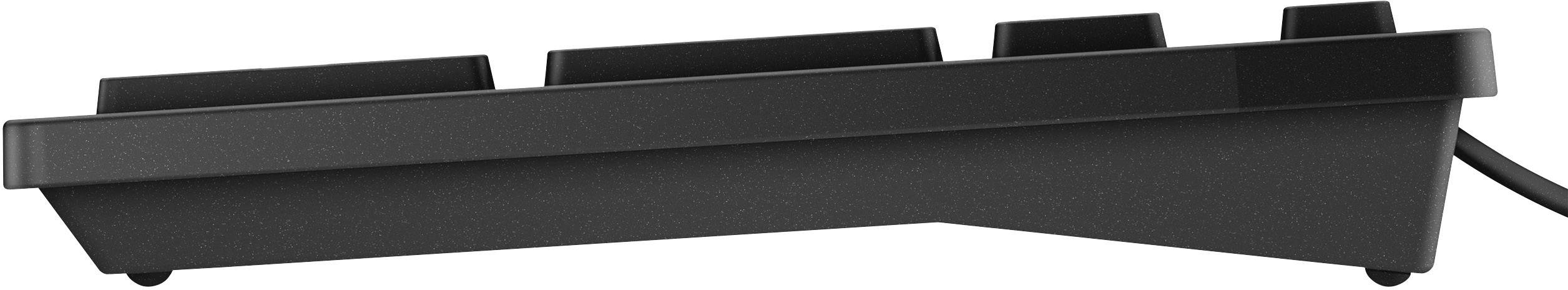 Seitenansicht einer schwarzen Computertastatur mit erhöhten Tasten und angeschlossenem Kabel, zeigt ergonomische Neigung.