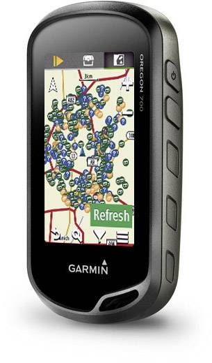 Ein tragbares Navigationsgerät zeigt eine detaillierte Kartenansicht mit zahlreichen Wegpunkten und einer Schaltfläche 'Refresh'.