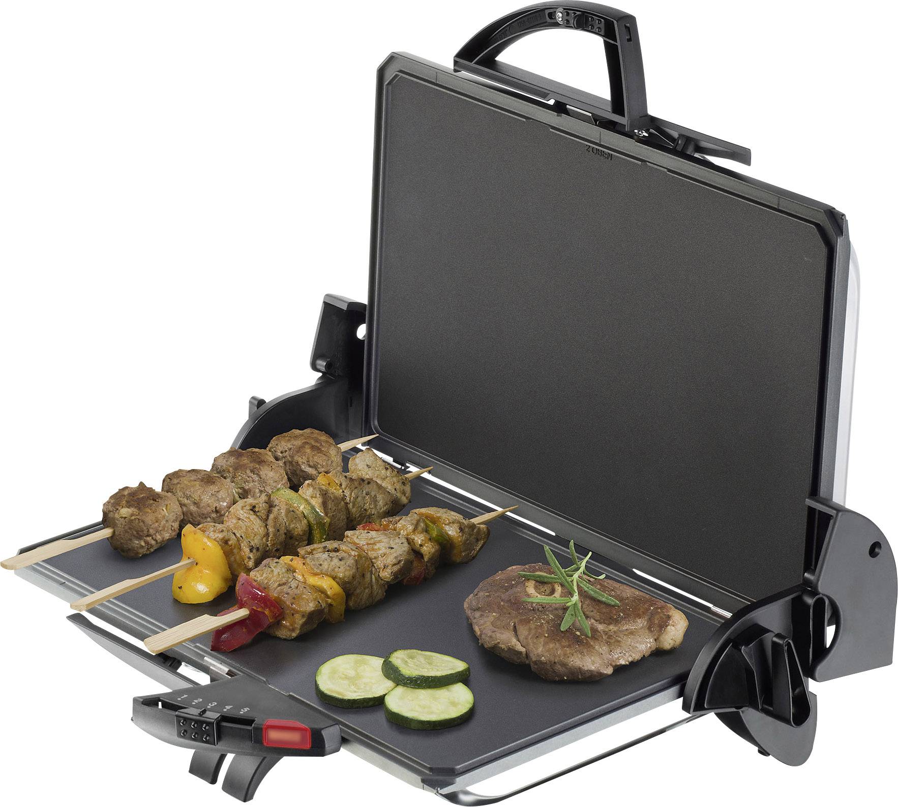 Ein offener Tischgrill mit Fleischspießen, einer Scheibe Fleisch und Zucchinischeiben. Ideal zum Grillen drinnen oder draußen.