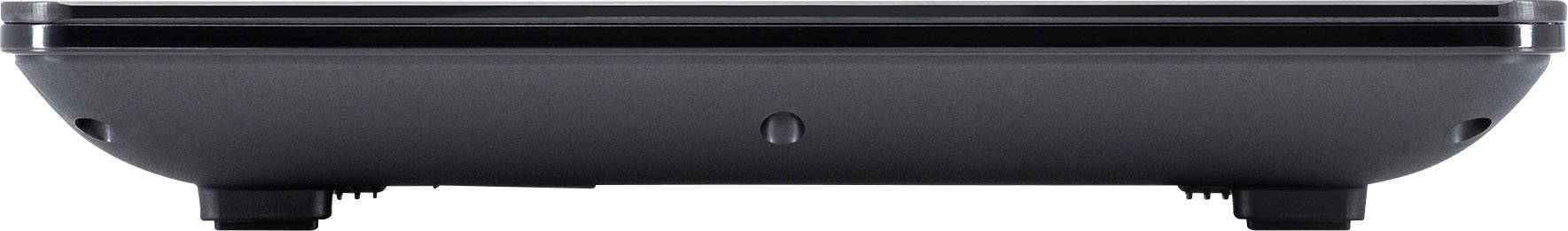 Ein geschlossener Laptop von der Seite gesehen, zeigt das schlanke Design und die Anschlüsse an der Rückseite.