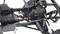 Nahaufnahme eines ferngesteuerten Autochassis mit Stoßdämpfern und Antriebsstrang, zeigt mechanische Details des Fahrzeugrahmens.