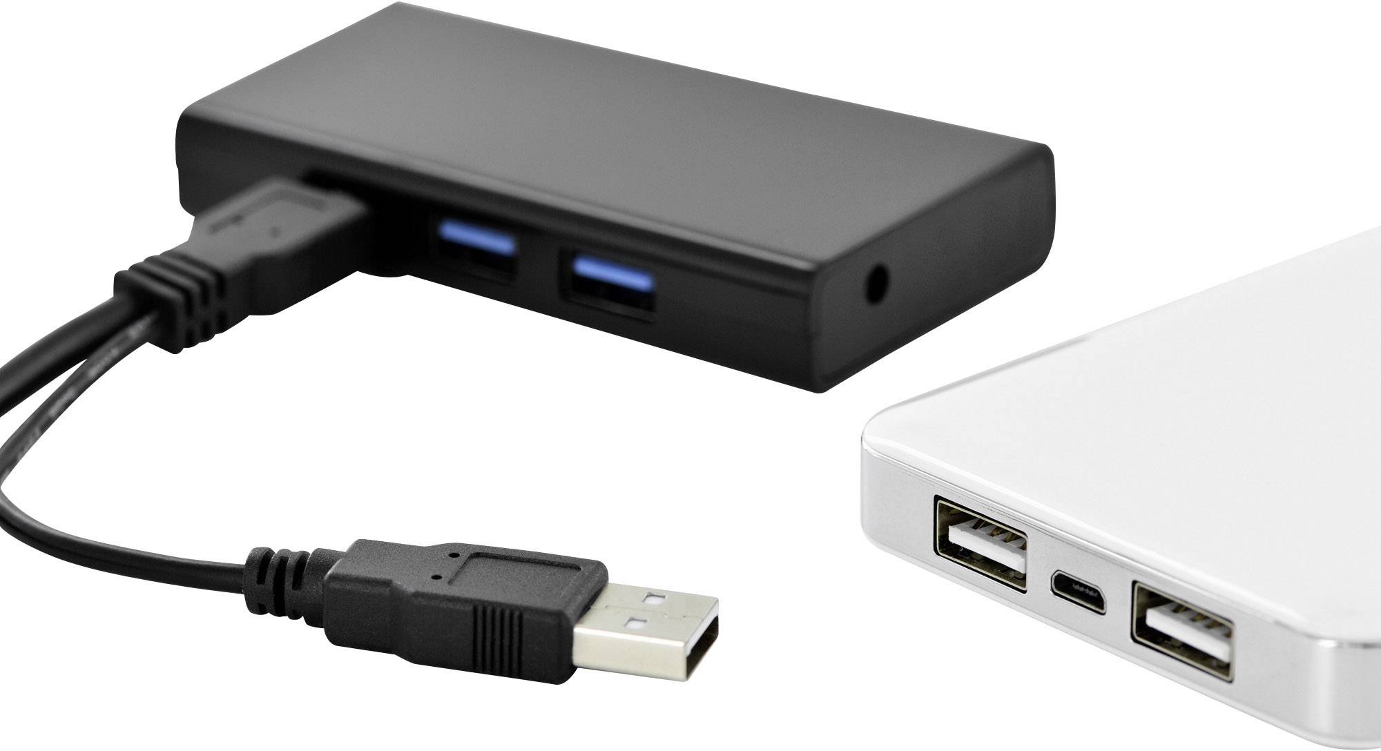 Schwarze USB-Hub mit angeschlossenen Kabeln und silberne Powerbank mit mehreren USB-Anschlüssen.