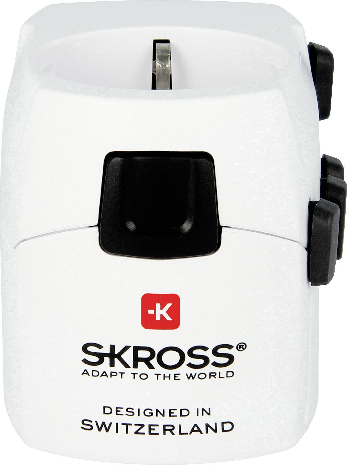 Weißer Steckdosenadapter mit schwarzem und rotem Logo 'SKROSS'. Aufschrift: 'ADAPT TO THE WORLD', 'DESIGNED IN SWITZERLAND'.