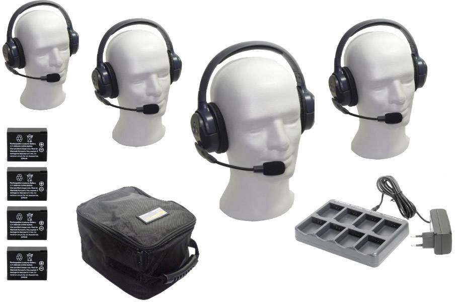 Vier Kopfhörer mit Mikrofonen auf Modellköpfen, Batterien, eine Tragetasche, ein Ladegerät und Adapter sind abgebildet.