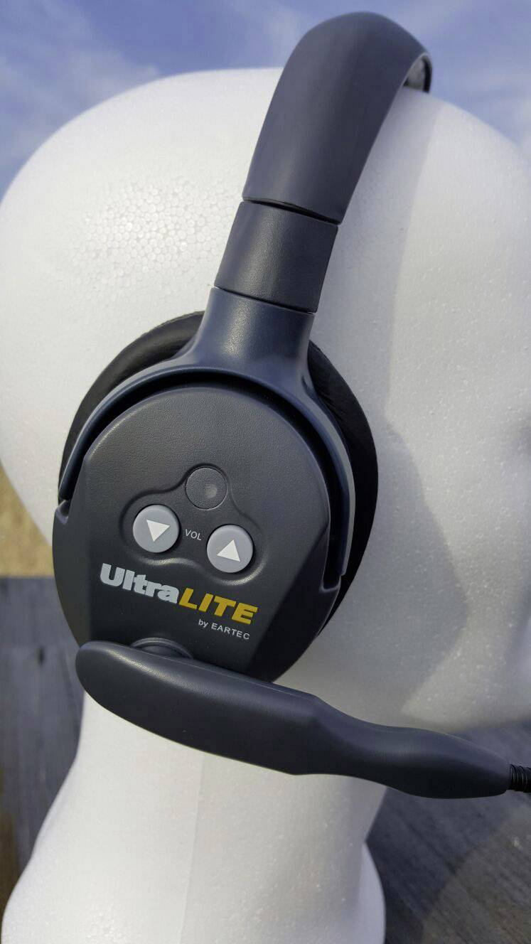 Eine weiße Schaufensterpuppe trägt ein schwarzes UltraLITE-Headset mit Mikrofon, das für die Kommunikation verwendet wird.