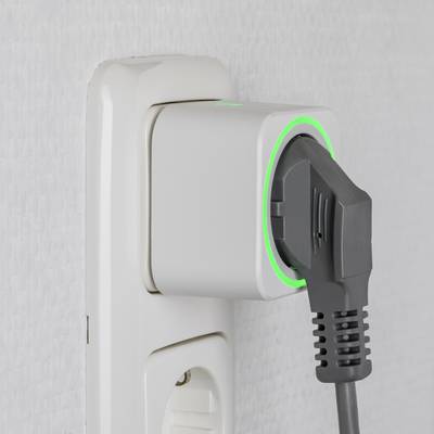 Ein schwarzer Stecker ist in eine weiße Steckdose eingesteckt, mit einem grün leuchtenden Ring um den Stecker, der Ladevorgang anzeigt.