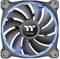 Lüfter von Thermaltake mit schwarzen Rotorblättern und blauem LED-Rand, wird zur Kühlung von Computern eingesetzt.