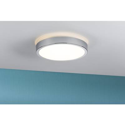 Eine runde, moderne LED-Deckenleuchte mit silbernem Rahmen leuchtet von einer weißen Decke. Darunter ist eine türkisfarbene Wand sichtbar.