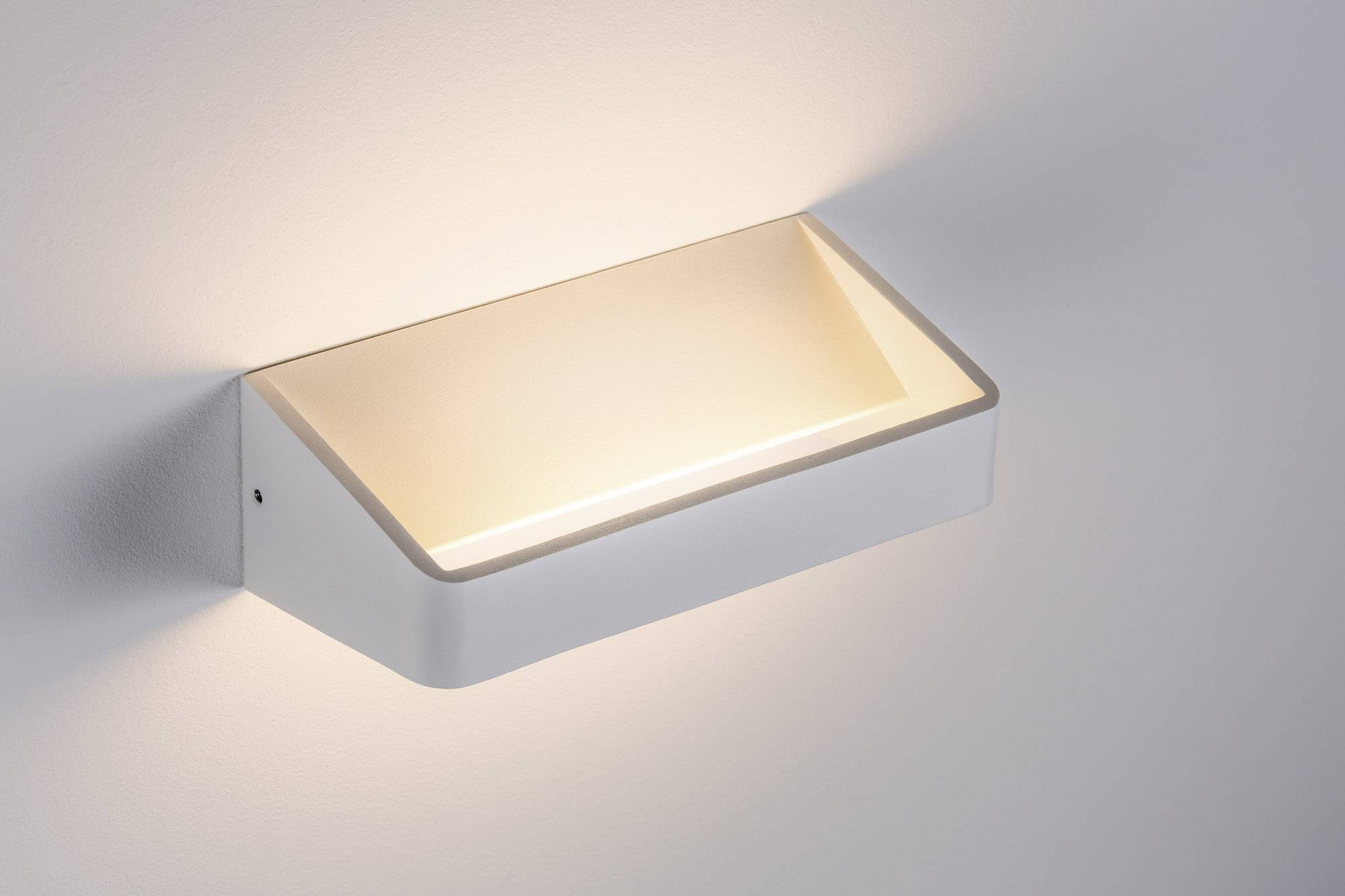 Wandleuchte mit rechteckigem, schrägem Design, strahlt warmweißes Licht nach oben und unten, sorgt für indirekte Beleuchtung.