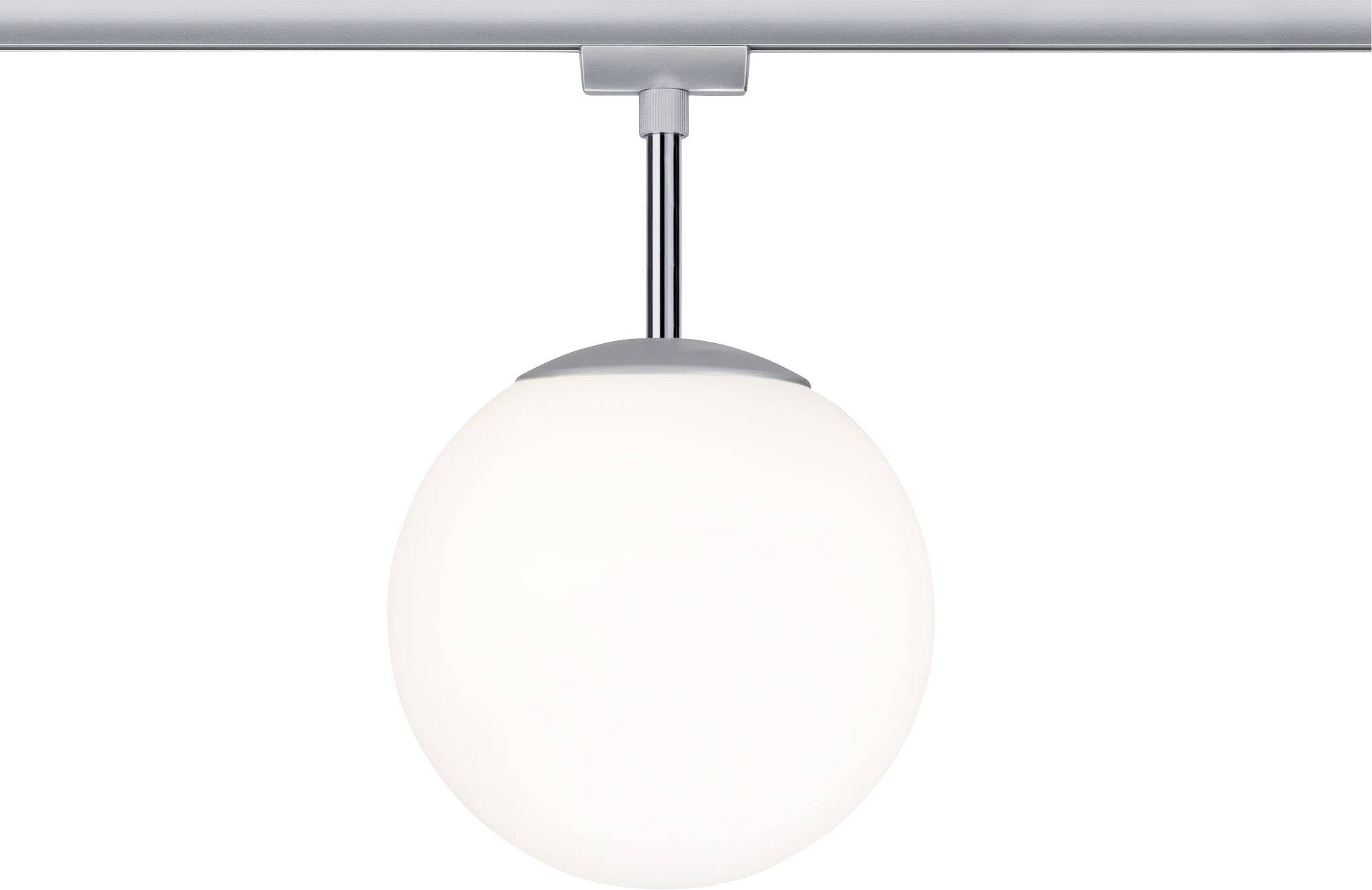 Eine kugelförmige, weiße Deckenleuchte mit schlichtem Design und silbernem Halter an einer Deckenhalterung angebracht.