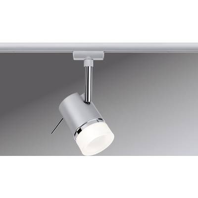 Eine silberne Deckenlampe mit zylindrischem Leuchtkopf ist an einer Schiene montiert und leuchtet auf eine glatte, graue Fläche.