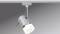 Eine silberne Deckenlampe mit zylindrischem Leuchtkopf ist an einer Schiene montiert und leuchtet auf eine glatte, graue Fläche.