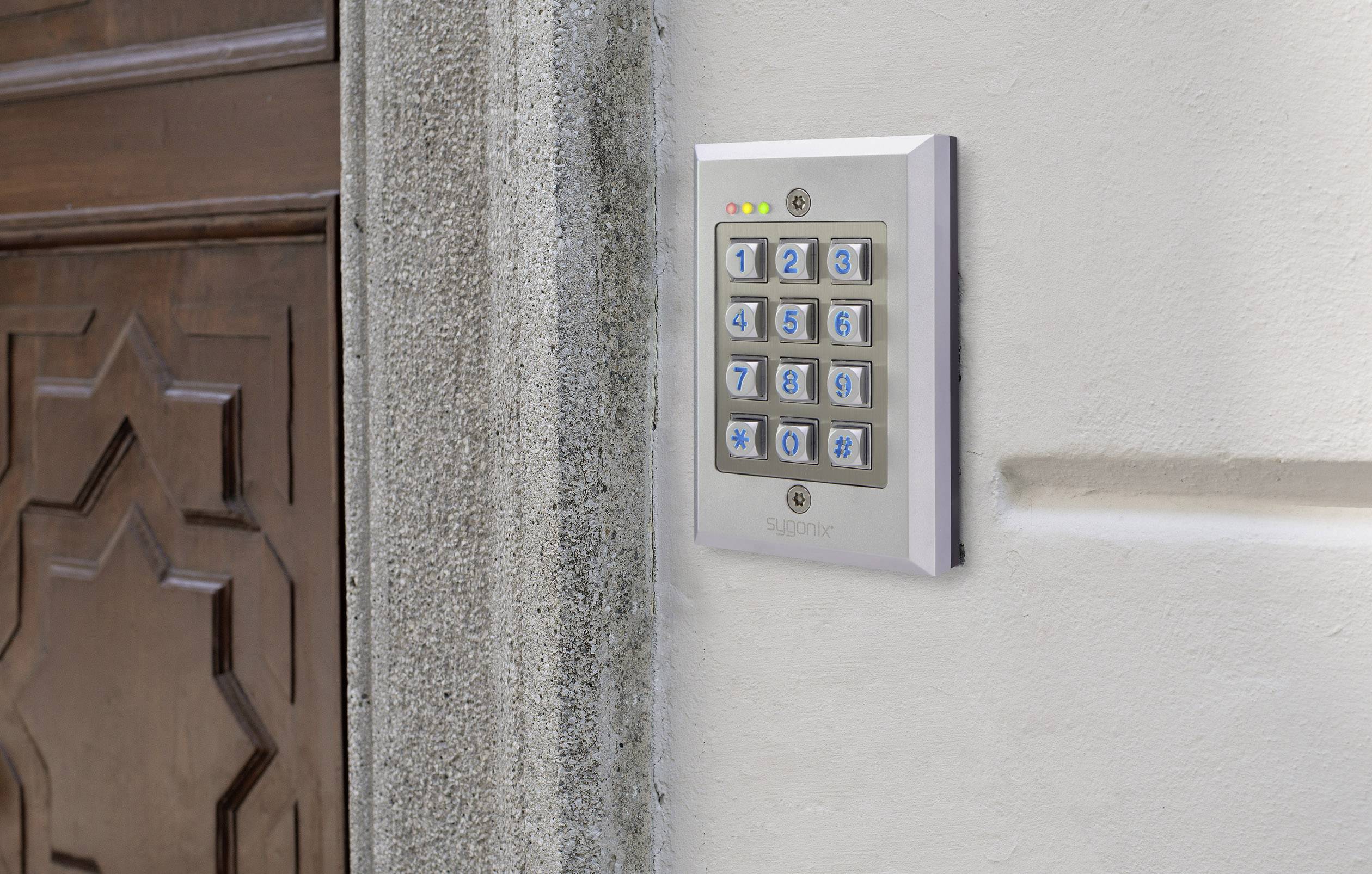 Eine Eingangstür mit einem Tastatur-Code-Schloss an der Wand, das zur Eingabe eines Sicherheitscodes dient.