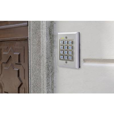 Eine Eingangstür mit einem Tastatur-Code-Schloss an der Wand, das zur Eingabe eines Sicherheitscodes dient.