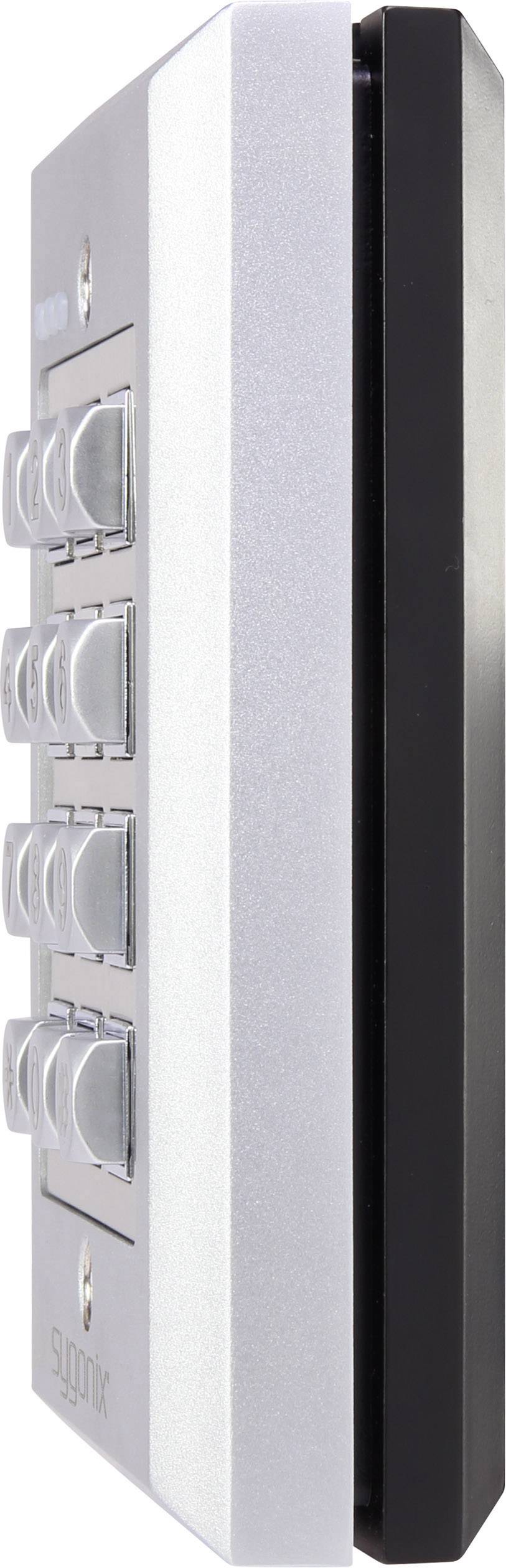 Seitenansicht eines metallischen Zahlencodeschlosses an einer Tür. Das Schloss hat erhabene Tasten und wird elektronisch betrieben.