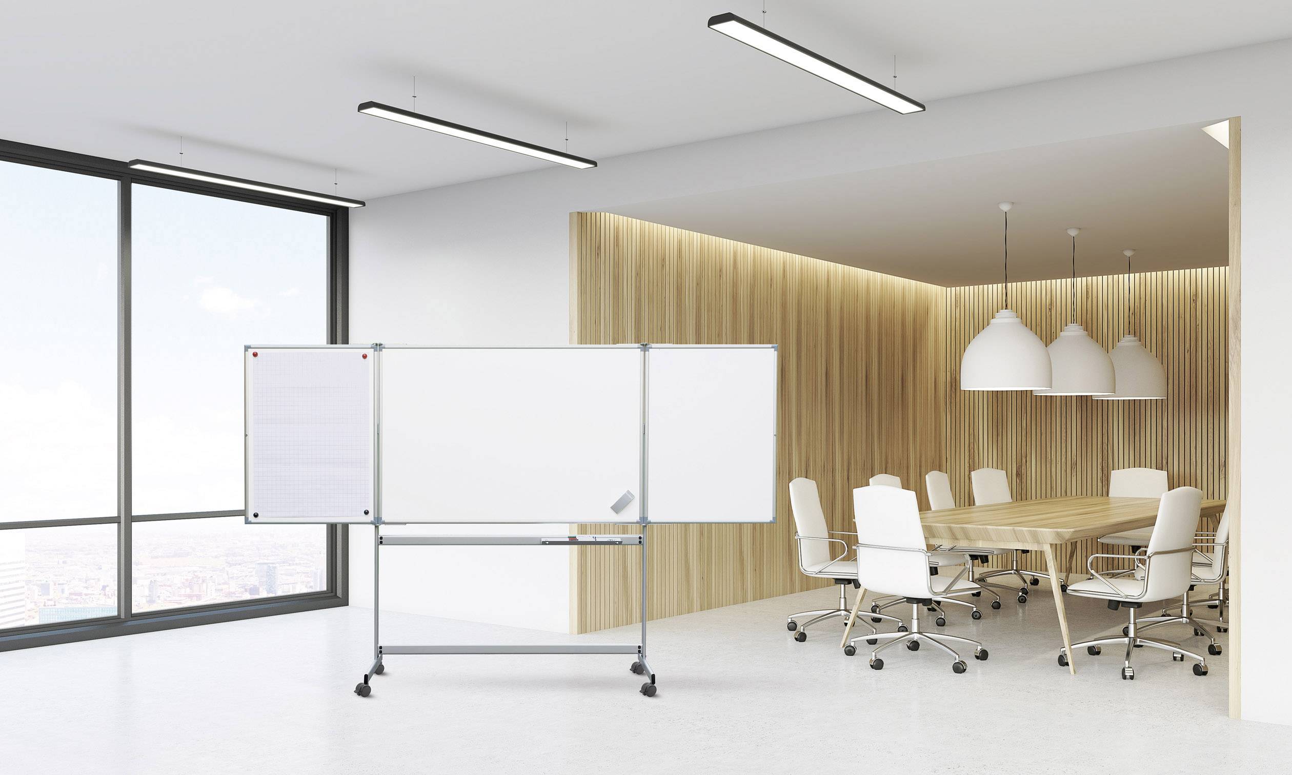 Ein moderner Konferenzraum mit einem großen Tisch und acht weißen Stühlen. Ein bewegliches Whiteboard steht im Vordergrund.