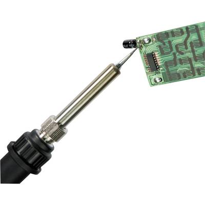 Ein Lötkolben berührt eine grüne Leiterplatte, auf der elektronische Bauteile montiert sind.