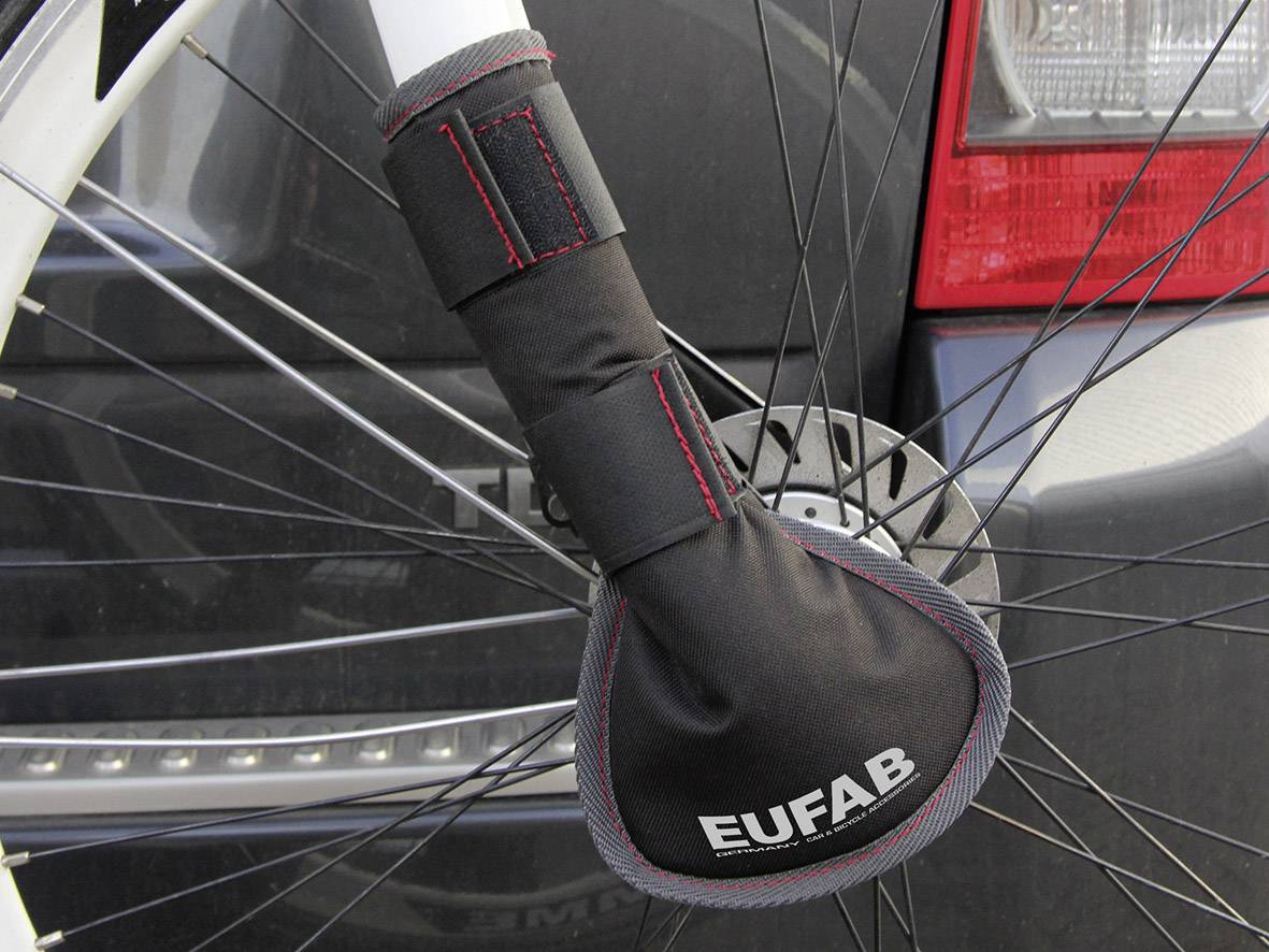 Fahrradfahrer-Manschette von EUFAB am Vorderrad eines Fahrrads, um den Rahmen zu schützen, während es an einem Auto befestigt ist.