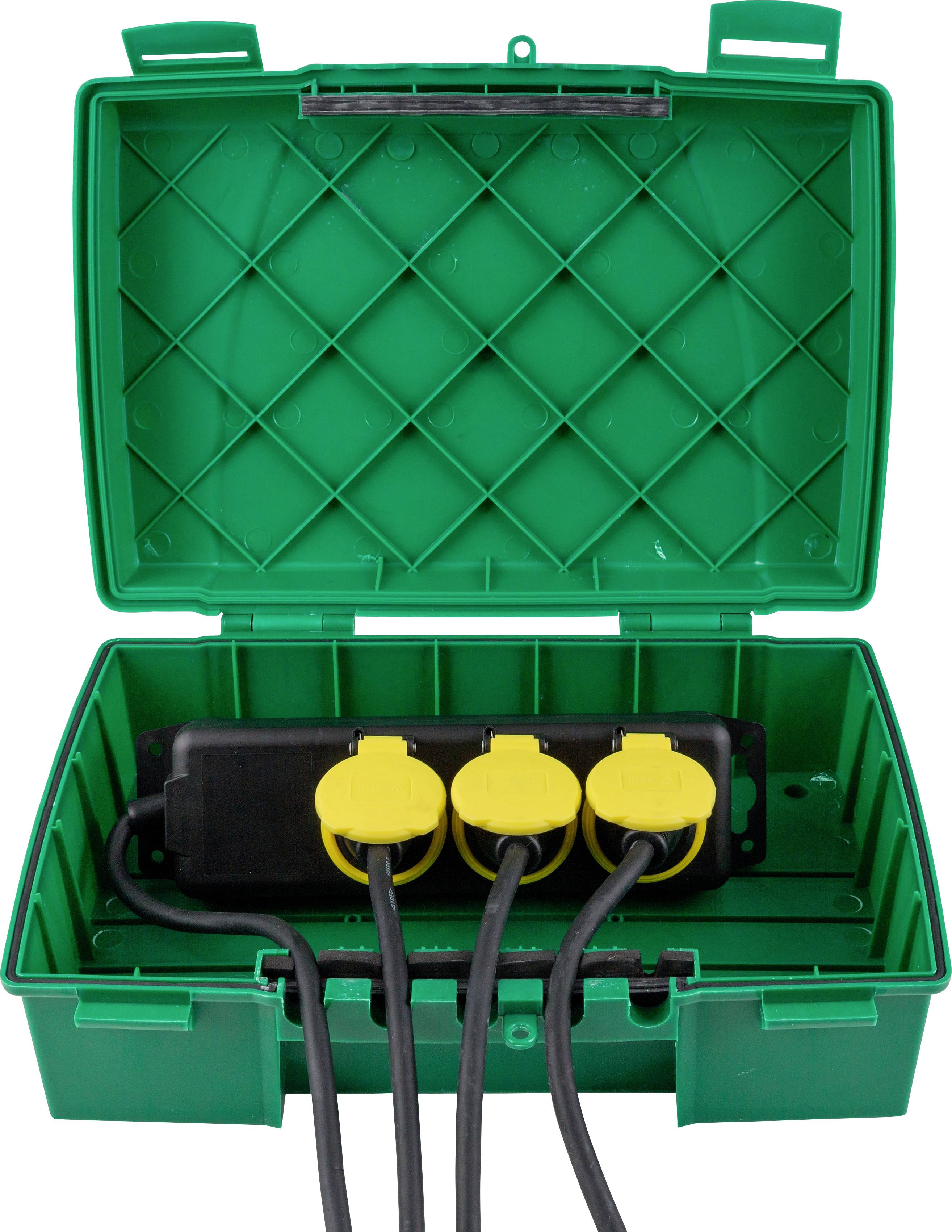 Grüne Box mit drei gelben Steckdosen im Inneren, alle mit Kabeln verbunden. Box dient zur sicheren Stromverteilung im Freien.