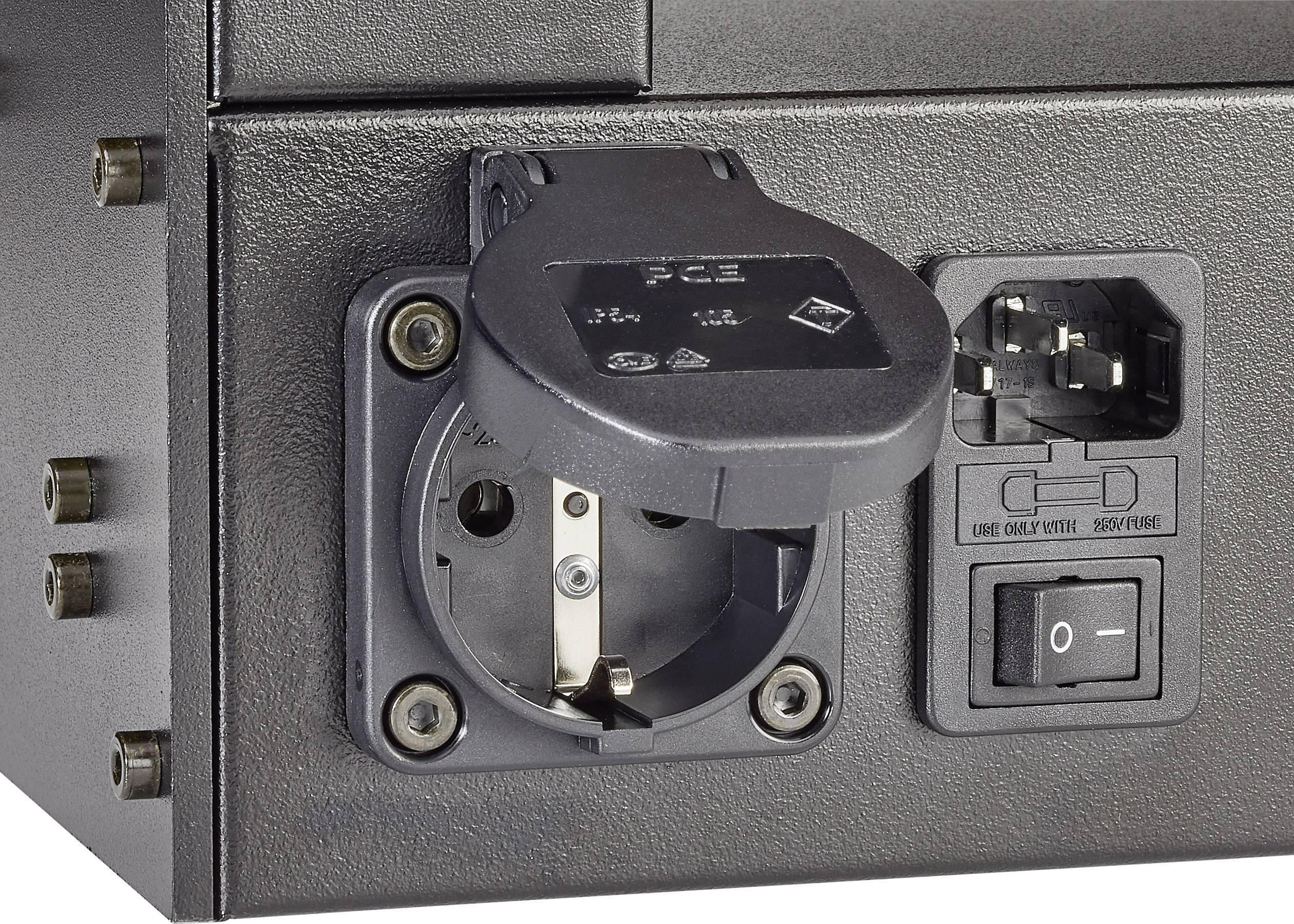 Eine Computer-Stromversorgung mit offenem Schutzkontaktstecker und einem Kippschalter daneben, der auf 'O' (aus) steht.