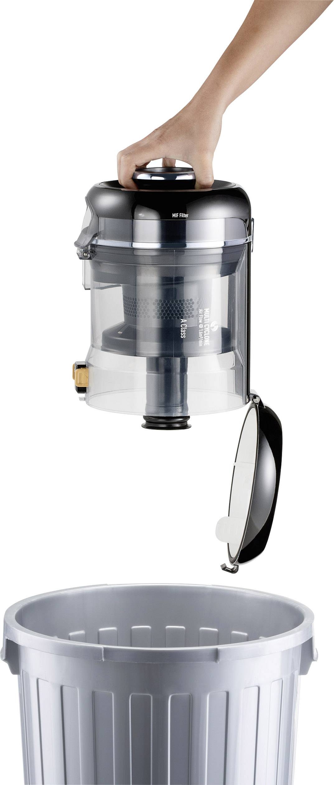 Eine Hand hält einen Staubsaugerbehälter über einem Mülleimer und zeigt, wie der Behälter geleert wird.