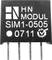 Ein kleines elektronisches Bauteil mit der Aufschrift 'HN MODUL SIM1-0505 0711', vier Metallstifte unten.