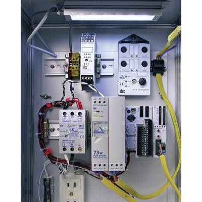 Ein geöffneter Schaltschrank mit verschiedenen elektronischen Komponenten und Verdrahtungen, darunter ein Netzteil, Relais und Steckdose.
