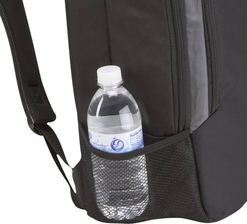 Eine Wasserflasche steckt in der seitlichen Netztasche eines schwarzen Rucksacks.