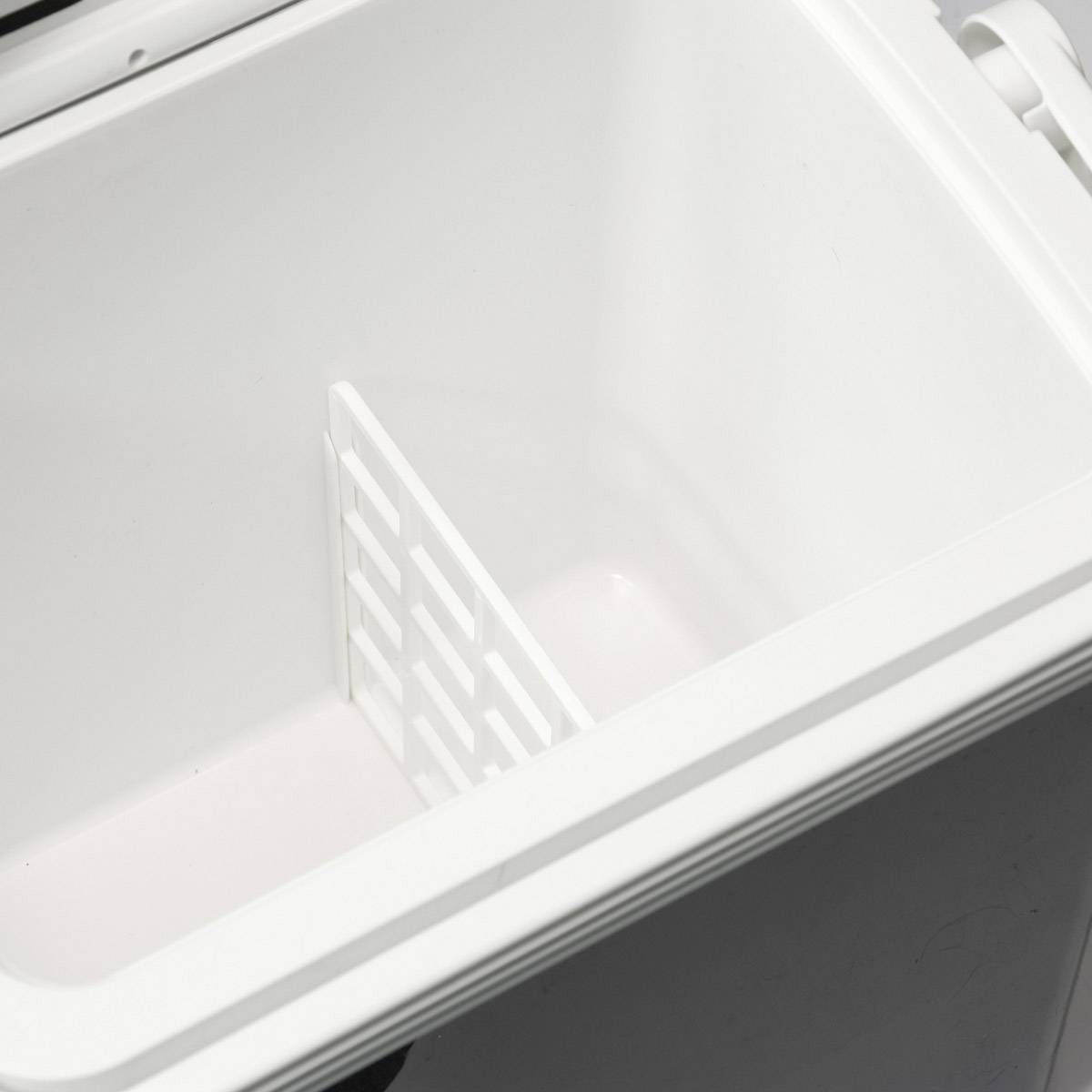 Ein leerer, offener Kühlschrank in Weiß, von oben betrachtet, ohne sichtbare Inhalte oder Besonderheiten.