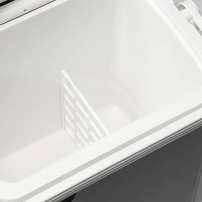 Ein leerer, offener Kühlschrank in Weiß, von oben betrachtet, ohne sichtbare Inhalte oder Besonderheiten.