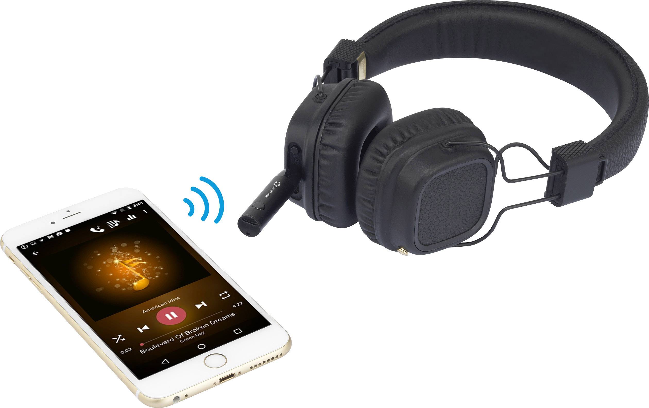 Smartphone mit geöffneter Musik-App neben drahtlosem Kopfhörer. Musikwiedergabe wird angezeigt, Kopfhörer ist verbunden.