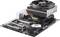 Computer-Motherboard mit sichtbarer CPU-Kühlung, RAM-Steckplätzen und PCIe-Steckplätzen. Ventilator oben auf einem Kühlkörper montiert.