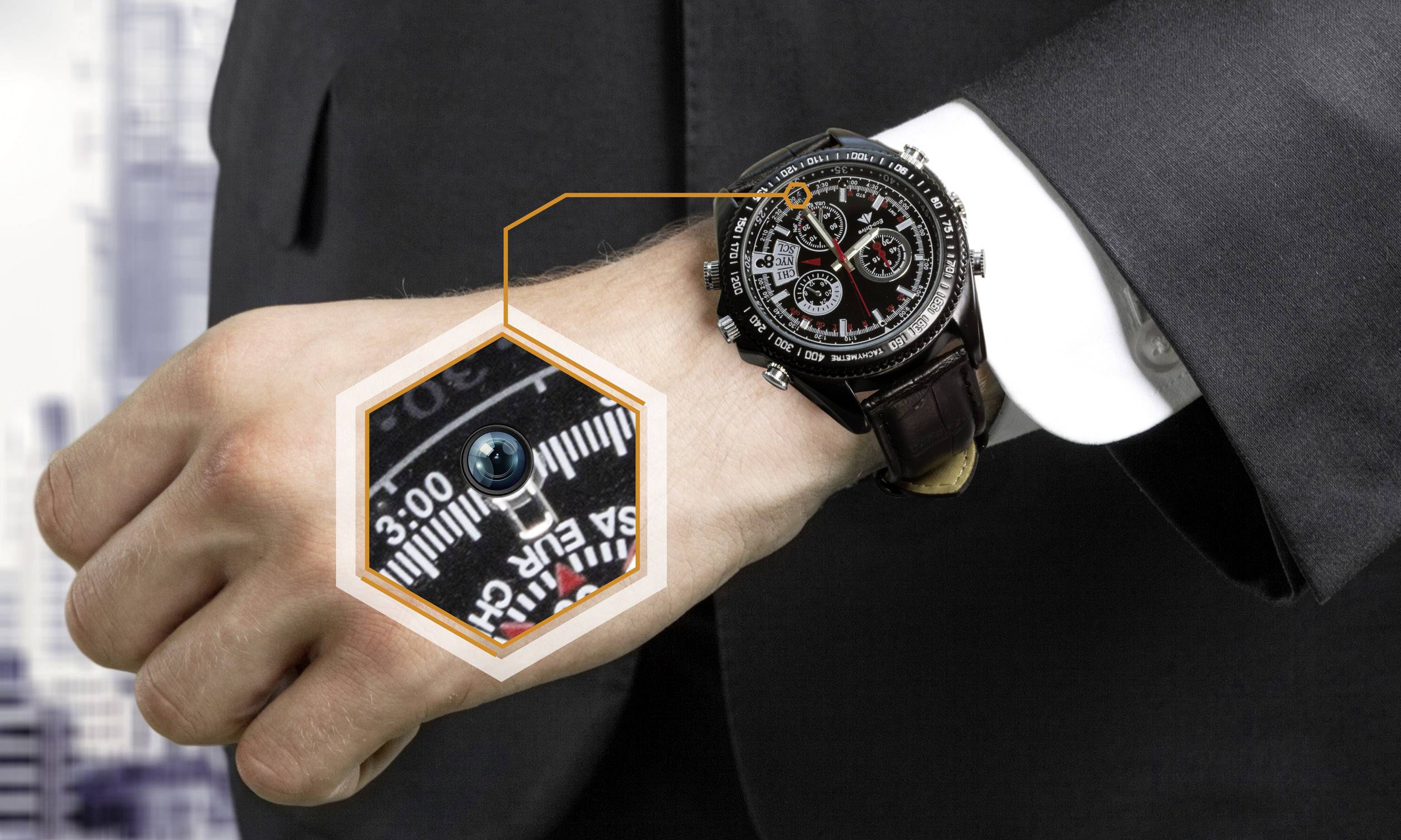 Person in Anzug zeigt auf multifunktionale Armbanduhr mit komplexem Zifferblatt, Detailansicht einer kleinen Anzeige bei 3 Uhr.